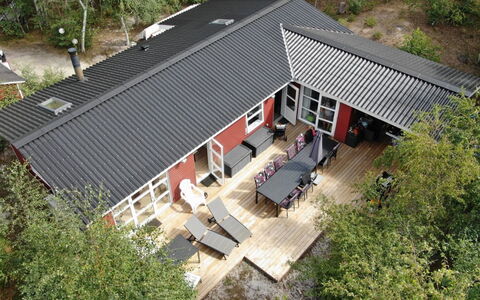 Lisa - 650M from the Sea: Bygning, Hus, Vindue, Hjem, Tag, Boligområde, Busk, Sommerhus, Land Lot