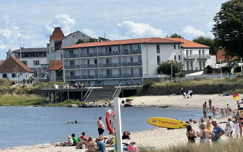 Ramona - 10M from the Sea: Træ, Hus, Sommerhus, Hjem, Tag, Landdistrikt, Sidespor, Bjælkehytte, Garden Bygninger, Hårdttræ