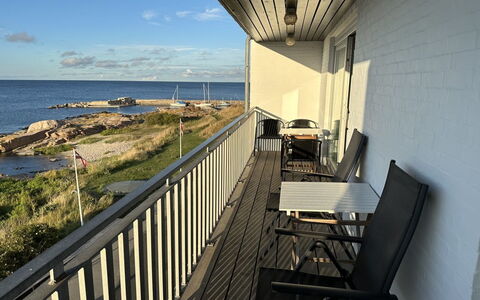 Ramona - 10M from the Sea: Sommerhus, Have, Sidespor, Garden Bygninger, Skygge, Gård, Backyard, Lawn, Stuehus, Landscaping
