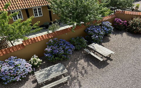 Ramona - 10M from the Sea: Træ, Hus, Sommerhus, Hjem, Tag, Landdistrikt, Sidespor, Bjælkehytte, Garden Bygninger, Hårdttræ