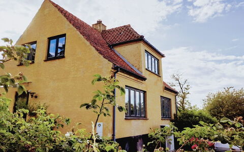 Amlethus - 375M from the Sea: Svømmepøl, Udendørs Møbler, Fritid, Sanitærarmatur, Jacuzzi, Udvej, Stueplante, Landscaping, Stol