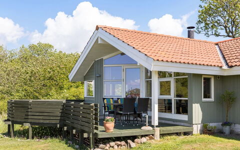 Lahja - 400M from the Sea: Vegetationen, Busk, Forår, Sommerhus, Have, Skygge, Backyard, Gård, Stol