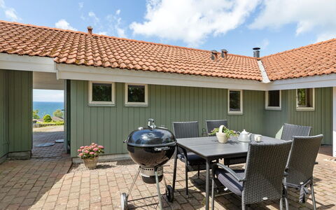 Lahja - 400M from the Sea: Vegetationen, Busk, Forår, Sommerhus, Have, Skygge, Backyard, Gård, Stol