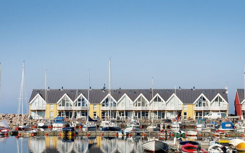 Armela - 10M from the Sea: Sommerhus, Have, Sidespor, Garden Bygninger, Skygge, Gård, Backyard, Lawn, Stuehus, Landscaping