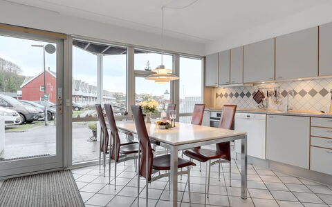 Armela - 10M from the Sea: Gulvbelægning, Møbel, Indretning, Etage, Loft, Køkken, Stol, Lysarmatur, Countertop, Belysning
