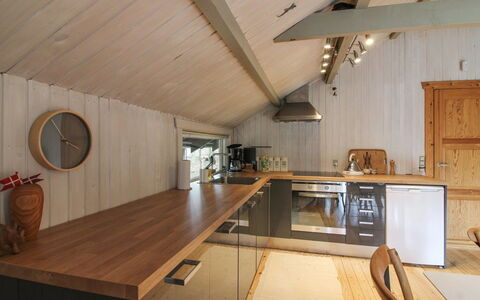 Iskra - 900M from the Sea: Gulvbelægning, Køkken, Countertop, Træ, Indretning, Loft, Møbel, Etage, Lysarmatur, Cabinetry