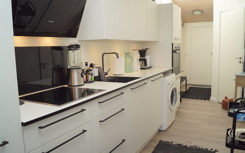 Seppe - 500M from the Sea: Køkken Apparat, Køkken, Countertop, Større Bandage, Gulvbelægning, Indretning, Cabinetry, Træ, Husholdningsapparat, Håndvask