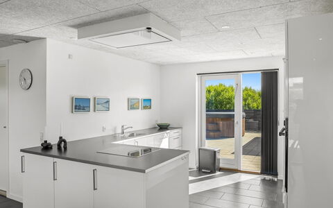 Ilfar - 700M from the Sea: Loft, Gulvbelægning, Køkken, Indretning, Etage, Countertop, Husholdningsapparat, Cabinetry, Lysarmatur