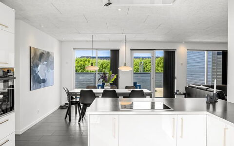 Ilfar - 700M from the Sea: Køkken, Indretning, Gulvbelægning, Loft, Etage, Countertop, Lysarmatur, Møbel, Cabinetry, Husholdningsapparat