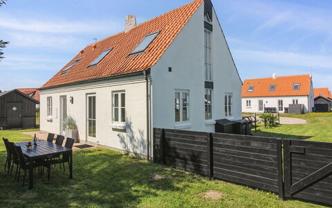 Sira - 250M from the Sea: Blå, Bygning, Vindue, Hus, Hjem, Tag, Arkitektur, Sommerhus, Boligområde, Estate