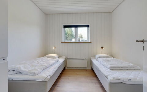 Øthbiorn - 1.1Km from the Sea: Træ, Soveværelse, Loft, Etage, Gulvbelægning, Seng, Værelse, Sengetøj, Bed Frame, Sengetøj