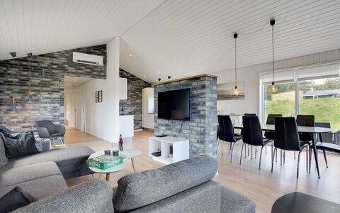 Øthbiorn - 1.1Km from the Sea: Træ, Gulvbelægning, Loft, Indretning, Etage, Hjem, Stue, Couch, Trægulve