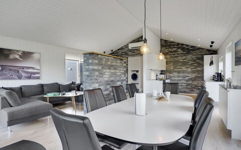 Øthbiorn - 1.1Km from the Sea: Hjem, Hus, Loft, Indretning, Gulvbelægning, Stue, Couch, Sommerhus, Lysarmatur