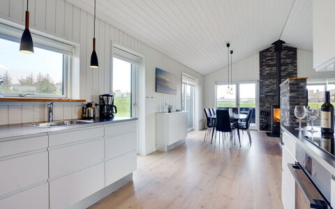 Øthbiorn - 1.1Km from the Sea: Træ, Gulvbelægning, Hjem, Etage, Loft, Trægulve, Køkken, Countertop, Hårdttræ, Skorsten