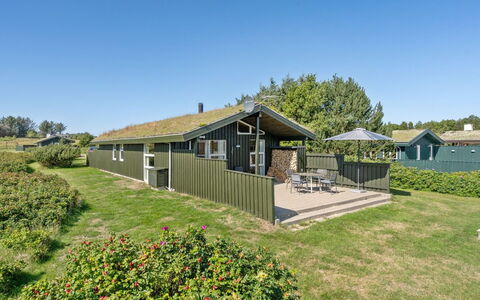 Elsabet - 750M from the Sea: Tag, Hjem, Dør, Sommerhus, Skygge, Sidespor, Gård, Estate, Backyard