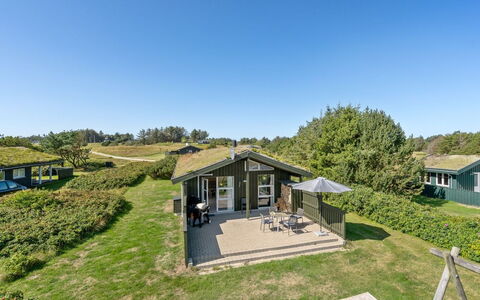 Elsabet - 750M from the Sea: Tag, Hjem, Dør, Sommerhus, Skygge, Sidespor, Gård, Estate, Backyard