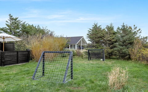 Federica - 500M from the Sea: Land Lot, Lawn, Have, Backyard, Mesh, Net, Pasture, Skygge, Gård