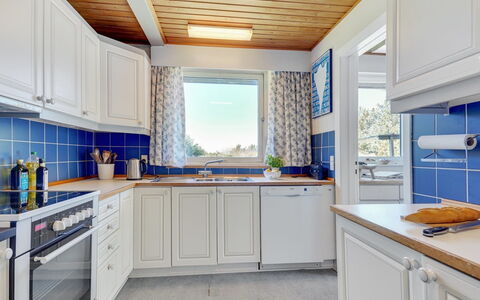 Matilda - 375M from the Sea: Køkken, Indretning, Gulvbelægning, Countertop, Cabinetry, Loft, Etage, Køkken Apparat, Værelse, Større Bandage