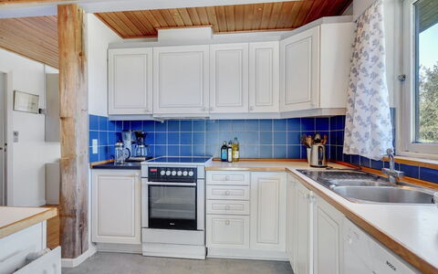 Matilda - 375M from the Sea: Køkken, Countertop, Køkken Apparat, Større Bandage, Gulvbelægning, Indretning, Træ, Cabinetry, Etage, Køkkenvask