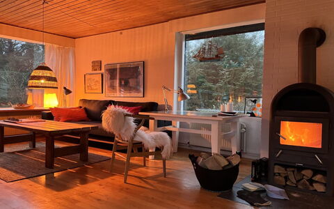 Matilda - 375M from the Sea: Møbel, Indretning, Gulvbelægning, Etage, Træ, Loft, Værelse, Belysning, Stue, Lysarmatur