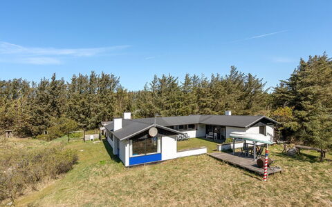 Matilda - 375M from the Sea: Hus, Hjem, Tag, Sommerhus, Busk, Sidespor, Dør, Have, Stuehus