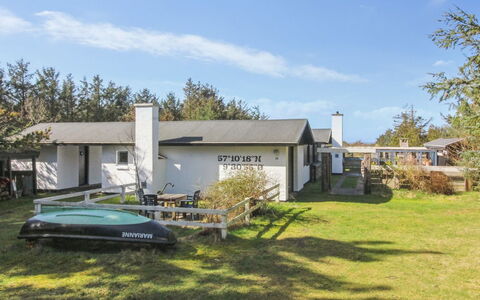 Matilda - 375M from the Sea: Hus, Hjem, Tag, Sommerhus, Busk, Sidespor, Dør, Have, Stuehus