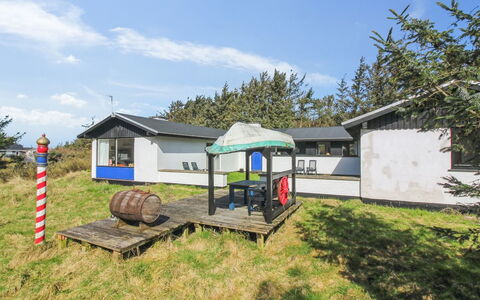 Matilda - 375M from the Sea: Hus, Hjem, Tag, Sommerhus, Busk, Sidespor, Dør, Have, Stuehus