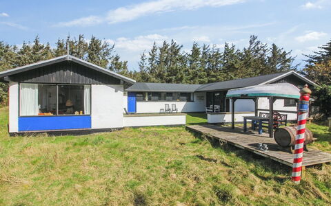 Matilda - 375M from the Sea: Hus, Hjem, Tag, Sommerhus, Busk, Sidespor, Dør, Have, Stuehus