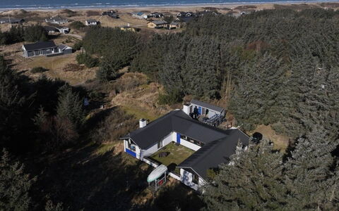 Matilda - 375M from the Sea: Hus, Hjem, Tag, Sommerhus, Busk, Sidespor, Dør, Have, Stuehus