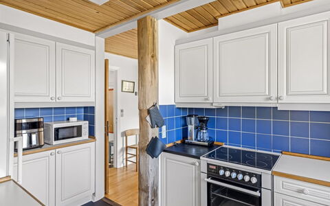 Matilda - 375M from the Sea: Køkken, Gulvbelægning, Indretning, Countertop, Træ, Køkken Apparat, Større Bandage, Loft, Cabinetry, Etage