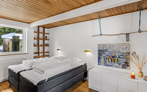 Matilda - 375M from the Sea: Indretning, Træ, Loft, Gulvbelægning, Møbel, Soveværelse, Etage, Seng, Belysning, Værelse