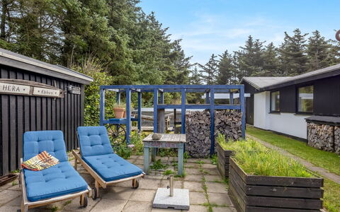 Matilda - 375M from the Sea: Møbel, Udendørs Møbler, Have, Skygge, Backyard, Stol, Gård, Landscaping, Udendørs Struktur, Udendørs Bord