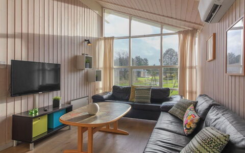 Panu - 600M from the Sea: Indretning, Loft, Couch, Gulvbelægning, Møbel, Stue, Etage, Værelse, Hjem