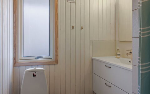 Panu - 600M from the Sea: Væg, Sanitærarmatur, Badeværelse, Træ, Gulvbelægning, Indretning, Toiletbræt, Etage, Badeværelsesvask, Toilet