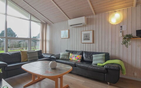 Panu - 600M from the Sea: Indretning, Gulvbelægning, Couch, Loft, Møbel, Træ, Etage, Stue, Værelse