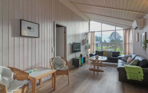 Panu - 600M from the Sea: Indretning, Møbel, Træ, Gulvbelægning, Loft, Etage, Couch, Stue, Værelse, Trægulve