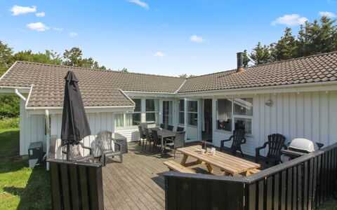 Panu - 600M from the Sea: Hus, Hjem, Tag, Boligområde, Veranda, Sommerhus, Estate, Skygge, Gård, Backyard
