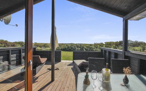 Tetta - 800M from the Sea: Møbel, Indretning, Stol, Gulvbelægning, Bord, Udvej, Etage, Loft, Værelse, Eco Hotel