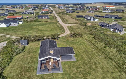 Tetta - 800M from the Sea: Møbel, Indretning, Stol, Gulvbelægning, Bord, Udvej, Etage, Loft, Værelse, Eco Hotel