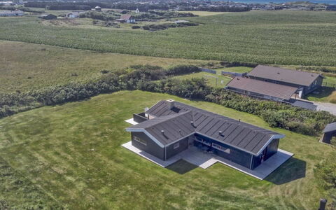 Tetta - 800M from the Sea: Møbel, Indretning, Stol, Gulvbelægning, Bord, Udvej, Etage, Loft, Værelse, Eco Hotel