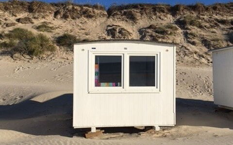 Bozin - 200M from the Sea: Arkitektur, Tag, Hjem, Kompositmateriale, Dagslys, Sidespor, Indkørsel
