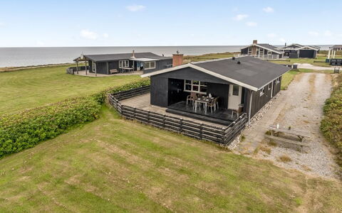 Fabiola - 200M from the Sea: Sommerhus, Backyard, Gård, Garden Bygninger, Skur, Sidespor, Udendørs Møbler, Bjælkehytte, Udendørs Struktur, Hytte