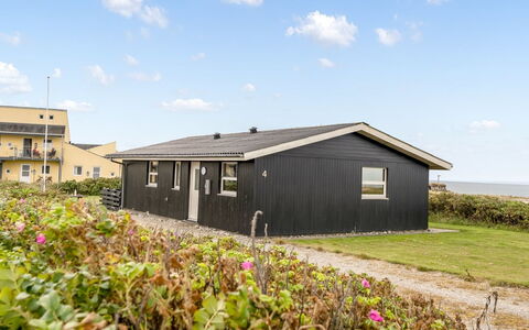 Fabiola - 200M from the Sea: Sommerhus, Backyard, Gård, Garden Bygninger, Skur, Sidespor, Udendørs Møbler, Bjælkehytte, Udendørs Struktur, Hytte