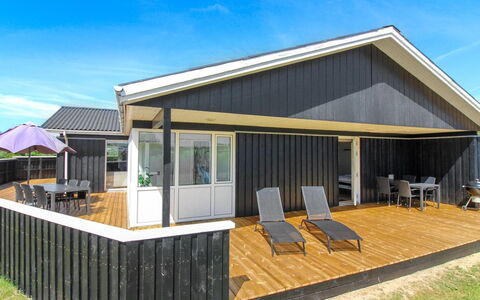 Dome - 750M from the Sea: Træ, Hus, Hjem, Tag, Skygge, Kompositmateriale, Sidespor, Veranda, Estate, Sommerhus