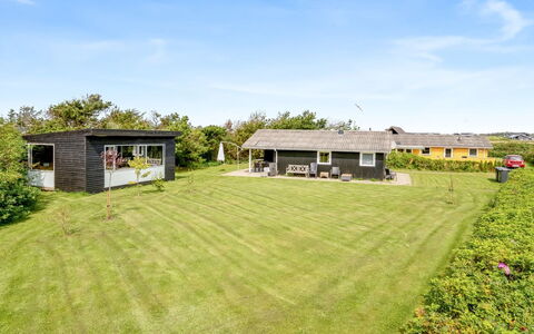 Bistra - 400M from the Sea: Hus, Hjem, Tag, Boligområde, Sommerhus, Estate, Stuehus, Lawn, Landscaping, Sidespor