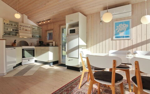 Nahele - 500M from the Sea: Bygning, Hus, Boligområde, Hjem, Busk, Tag, Sommerhus, Estate, Have