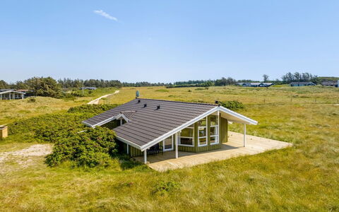 Katla - 400M from the Sea: Hus, Hjem, Dør, Tag, Sommerhus, Estate, Have, Skygge, Sidespor, Gård