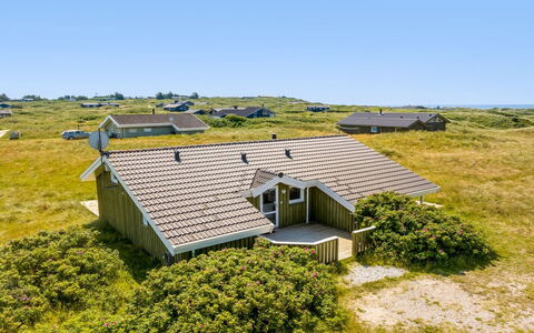 Katla - 400M from the Sea: Hus, Hjem, Dør, Tag, Sommerhus, Estate, Have, Skygge, Sidespor, Gård