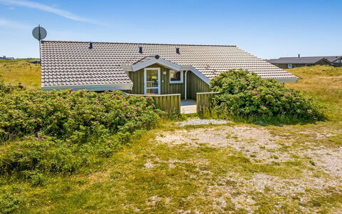 Katla - 400M from the Sea: Hus, Hjem, Dør, Tag, Sommerhus, Estate, Have, Skygge, Sidespor, Gård