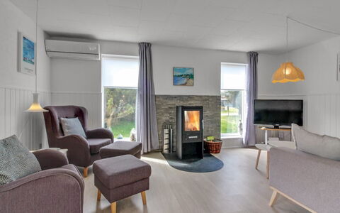 Hellin - 300M from the Sea: Møbel, Gulvbelægning, Indretning, Etage, Træ, Loft, Stue, Værelse, Couch, Belysning